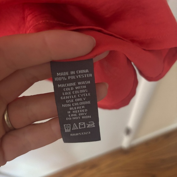 Beautiful Red Vince Camuto Blouse wavy sleeves & sides - Picture 8 of 8